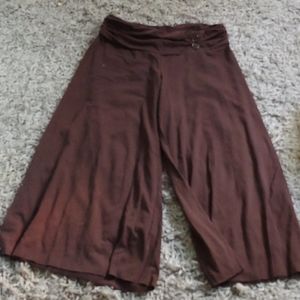 Gaucho pants w/two decorative buttons